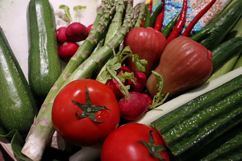 初夏新菜放進許多與小農契作多蔬果。