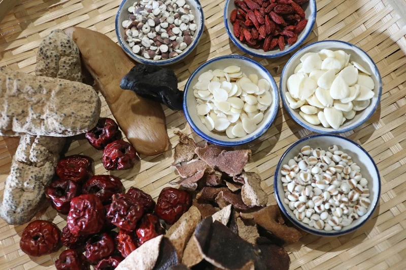 加並加入矜貴的15～30年的陳皮，以及50年份的老菜脯。