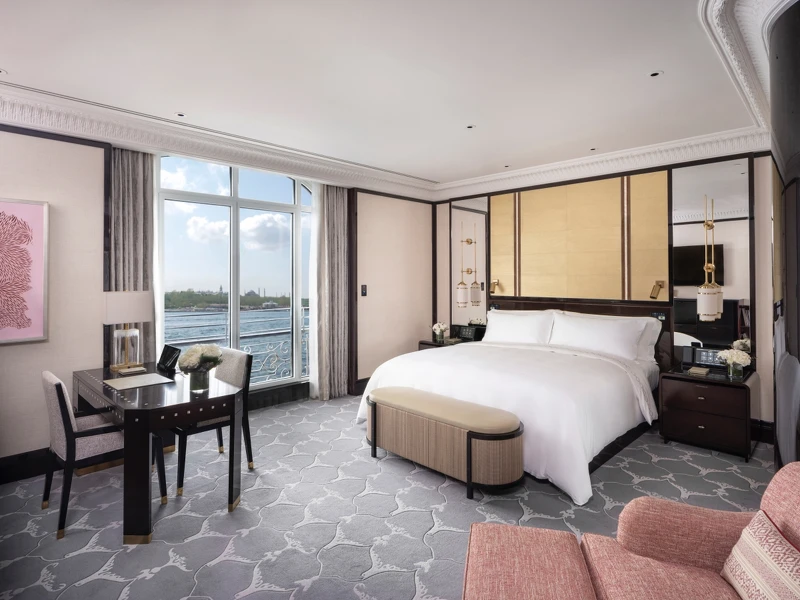 酒店設有177間精美客房，部分設有大玻璃窗、露台或私人陽台，能享受博斯普魯斯海峽的壯麗景致。