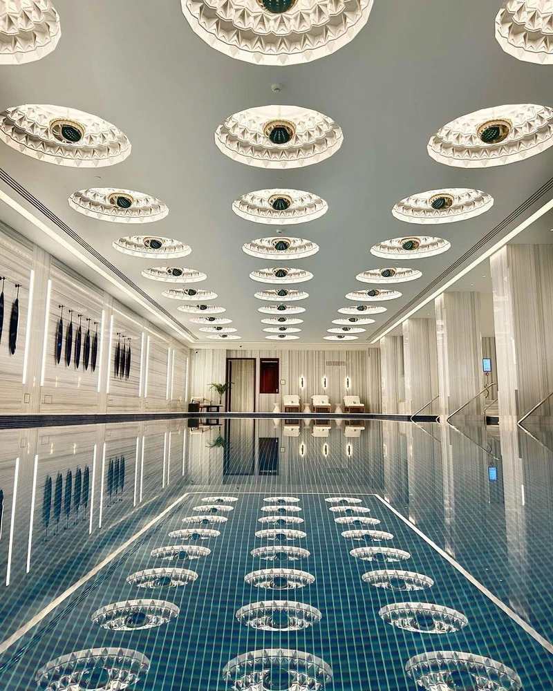 飯店附設泳池空間。