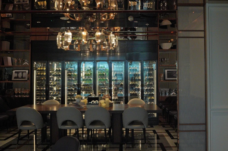 空間呼應法式料理，特以華麗高雅的風格呈現。