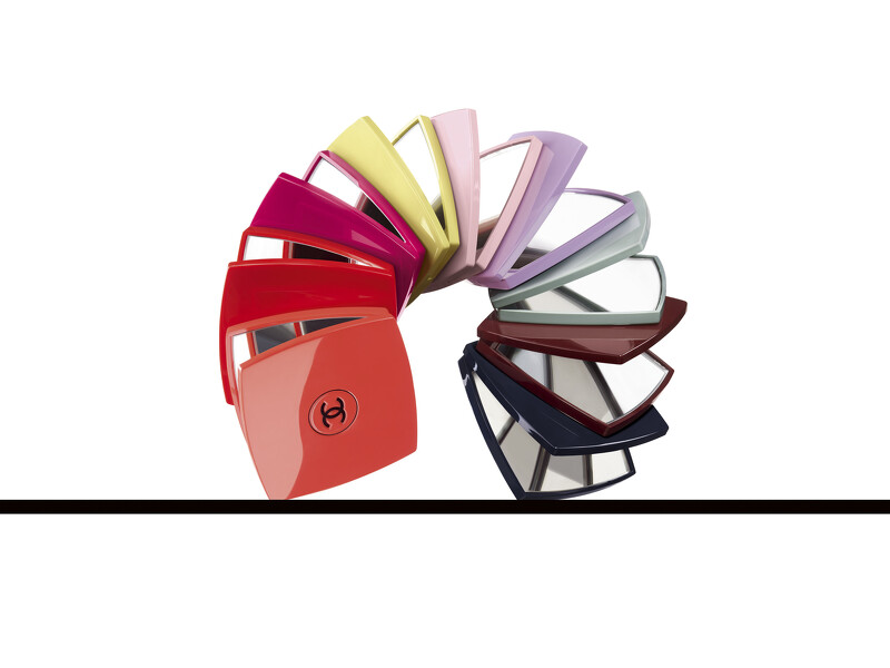 CHANEL香奈兒色彩符碼兩用巧妝鏡(共9色),NT1,060 CHANEL香奈兒色彩符碼兩用巧妝鏡(共9色),NT1,060