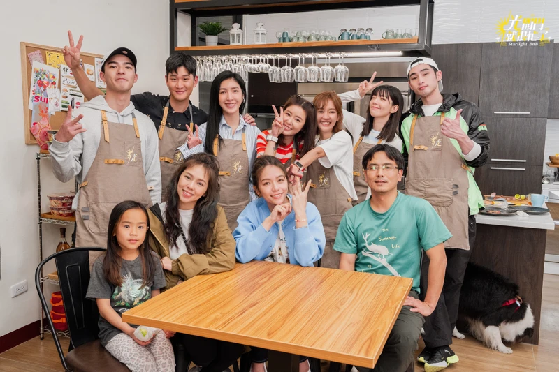 《光開門就很忙了》左起(後)陳昊森、周興哲、楊謹華、林心如、陳意涵、郭雪芙、章廣辰、(前)昆蟲館長女兒仙仙、夏于喬、宋芸樺、昆蟲館長柯心平。