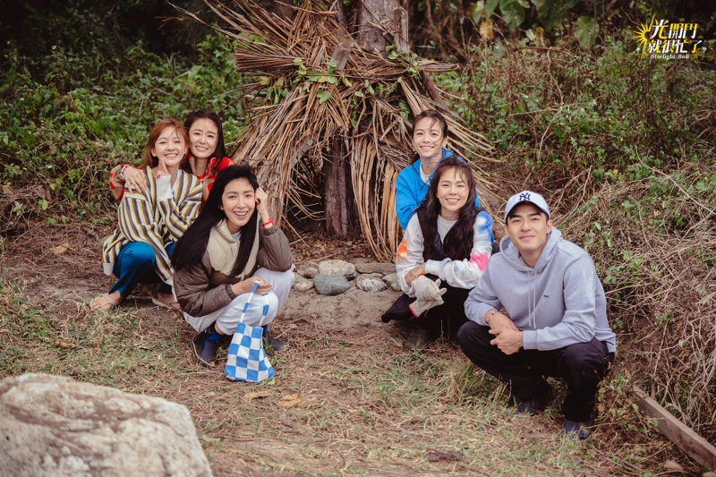 《光開門就很忙了》左前起楊謹華、陳意涵、林心如，右前起陳昊森、夏于喬、宋芸樺。