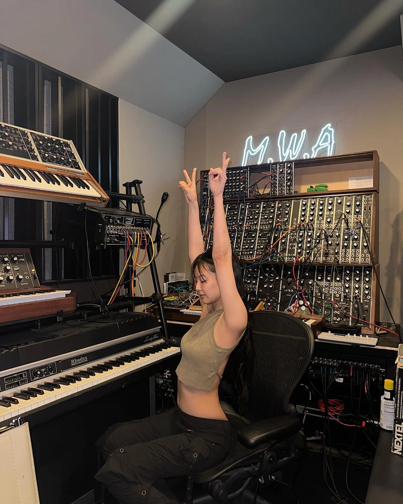 Jennie IG分享新歌錄製