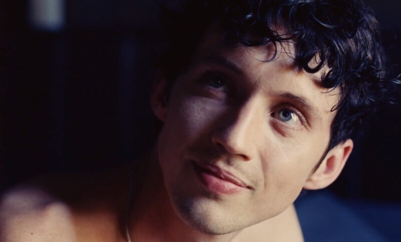 Troye Sivan飾演的Xander被電擊