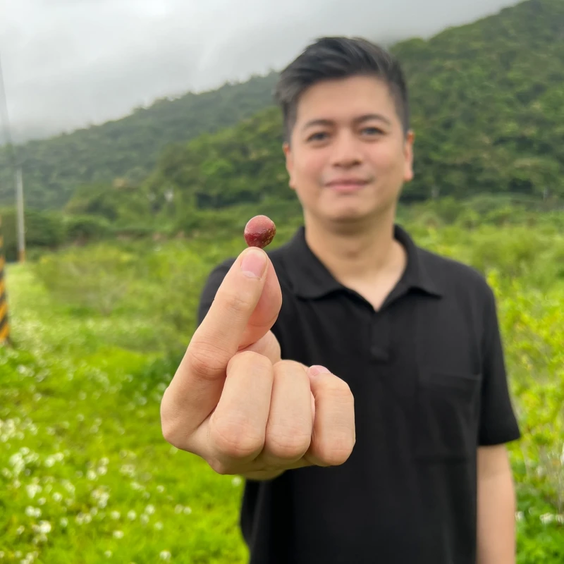 茶籽堂創辦人Wood與苦茶果。 茶籽堂創辦人Wood與苦茶果。