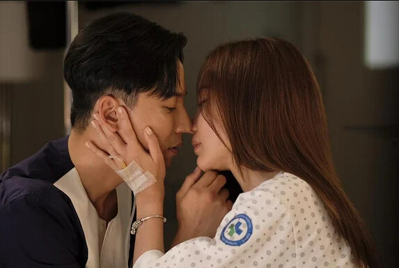 《名不虛傳》許任(左)細數著穴道,和崔妍京來個病床之吻 《名不虛傳》許任(左)細數著穴道,和崔妍京來個病床之吻