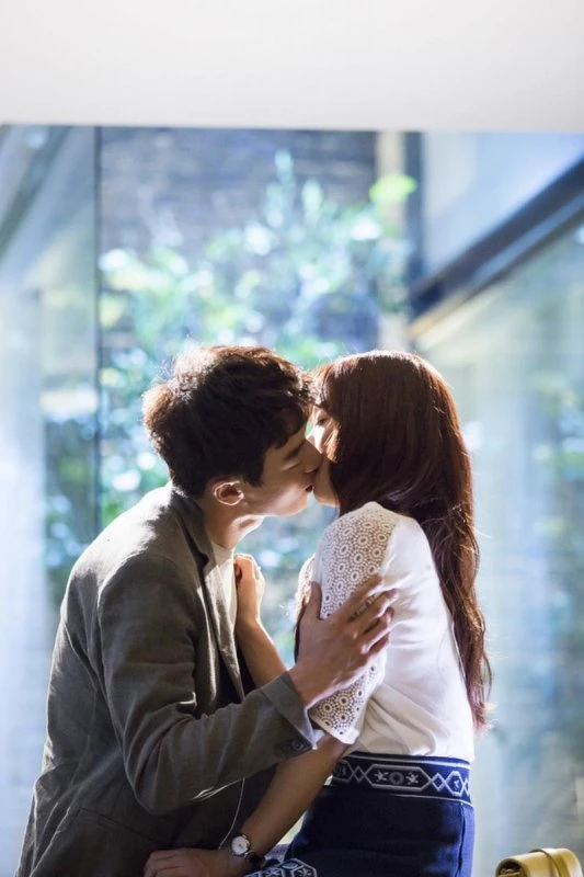 《Doctors醫生們》劉慧靜主動坐上抓娃娃機,迎來洪智弘深情一吻 《Doctors醫生們》劉慧靜主動坐上抓娃娃機,迎來洪智弘深情一吻