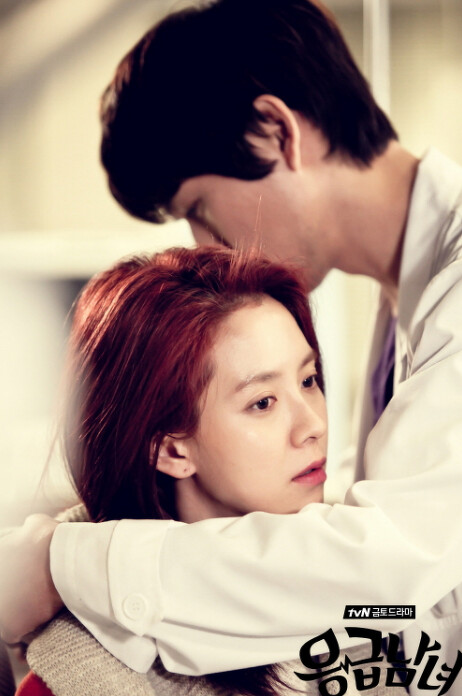 《急診男女》男二李必模(右)不經意愛上女主角宋智孝(左),讓觀眾好動心 《急診男女》男二李必模(右)不經意愛上女主角宋智孝(左),讓觀眾好動心