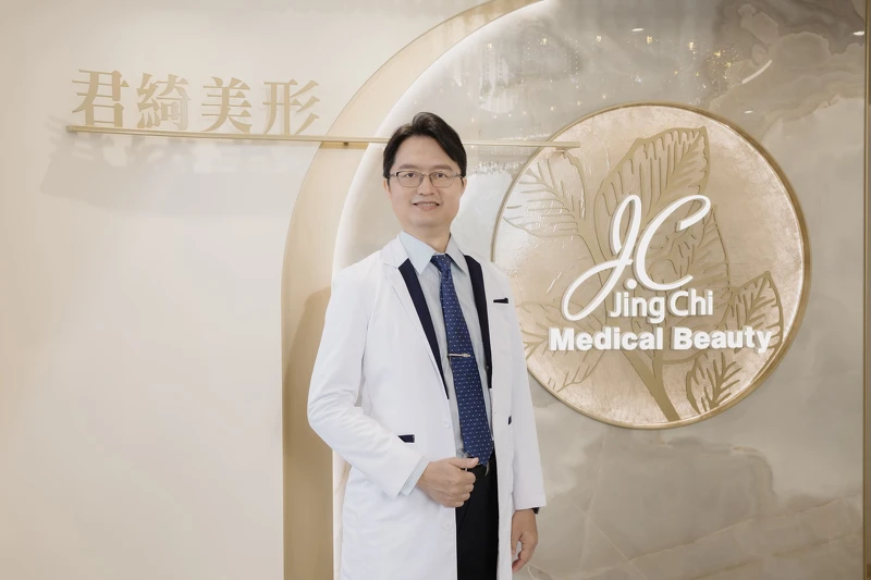 在醫美界被譽為「醫師們的醫師」的廖峻毅醫師觀察到多年來，最多人來求診的原因是想增加愛情與職場的好運氣，並透露想讓事業愛情雙贏，擁有「好感系美貌」是關鍵！玻尿酸可填補臉頰凹陷使雙頰澎潤、重塑下半臉輪廓線，提升臉型精緻度，讓人擁有「令人想親近的好面相」