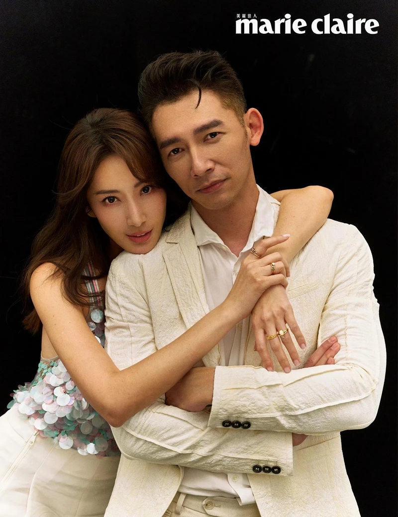 隋棠:亮片繡飾無袖上衣,Emporio Armani;(右手)Princess Tiara Heart訂婚鑽戒、Ribbon結婚對戒、A Mermaid in Love彩寶戒指、Rapunzel訂婚鑽戒;(左手)Magic Carpet戒指、Fiorello蛋白石戒指、Little Flower戒指,all by K.UNO。 温昇豪:白色襯衫、拼接剪裁西裝外套,John Varvatos ;米白色休閒西裝褲,Boss。 隋棠:亮片繡飾無袖上衣,Emporio Armani;(右手)Princess Tiara Heart訂婚鑽戒、Ribbon結婚對戒、A Mermaid in Love彩寶戒指、Rapunzel訂婚鑽戒;(左手)Magic Carpet戒指、Fiorello蛋白石戒指、Little Flower戒指,all by K.UNO。 温昇豪:白色襯衫、拼接剪裁西裝外套,John Varvatos ;米白色休閒西裝褲,Boss。