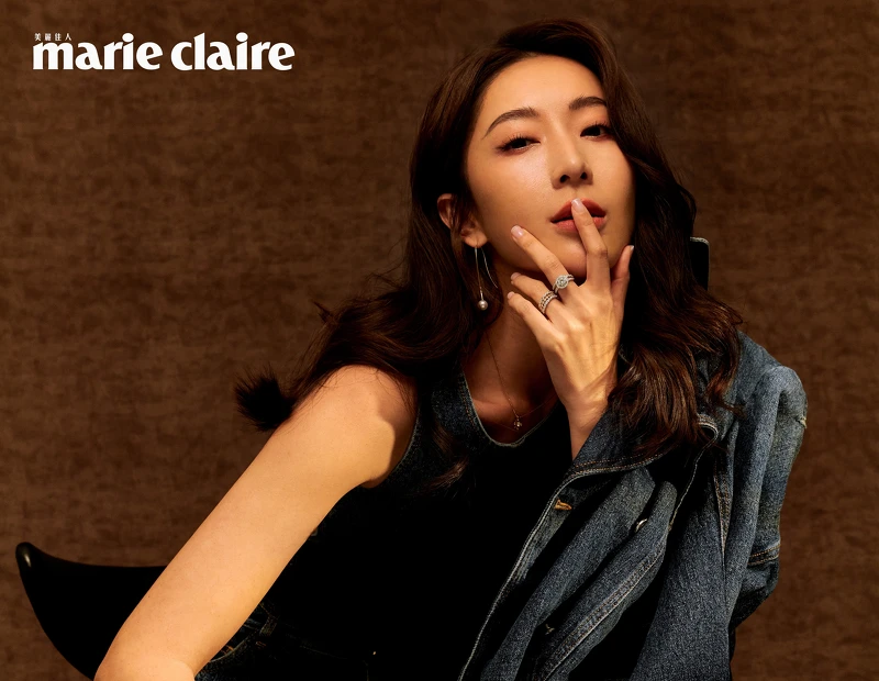 丹寧長版風衣、無袖上衣、寬版長褲,all by Chloé;S珍珠款耳環、(左手)Flower Circle訂婚鑽戒、Eternity包鑲永恆婚戒、Precious Garden永恆婚戒、Eternity包鑲永恆婚戒、Precious Garden永恆婚戒;(右手)Quattro訂婚鑽戒、Quattro結婚對戒,all by K.UNO。 丹寧長版風衣、無袖上衣、寬版長褲,all by Chloé;S珍珠款耳環、(左手)Flower Circle訂婚鑽戒、Eternity包鑲永恆婚戒、Precious Garden永恆婚戒、Eternity包鑲永恆婚戒、Precious Garden永恆婚戒;(右手)Quattro訂婚鑽戒、Quattro結婚對戒,all by K.UNO。