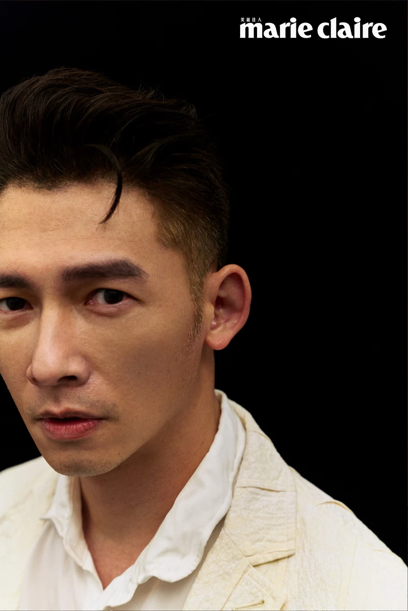 白色襯衫、拼接剪裁西裝外套,John Varvatos。 白色襯衫、拼接剪裁西裝外套,John Varvatos。