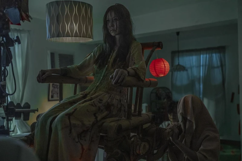 《化劫》曾莞婷在電影裡中邪後被一群詭異白衣信徒當上仙膜拜 《化劫》曾莞婷在電影裡中邪後被一群詭異白衣信徒當上仙膜拜