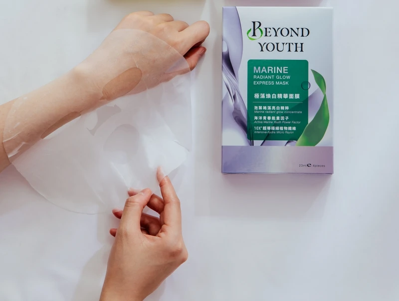 BEYOND YOUTH極藻煥白精華面膜情境。