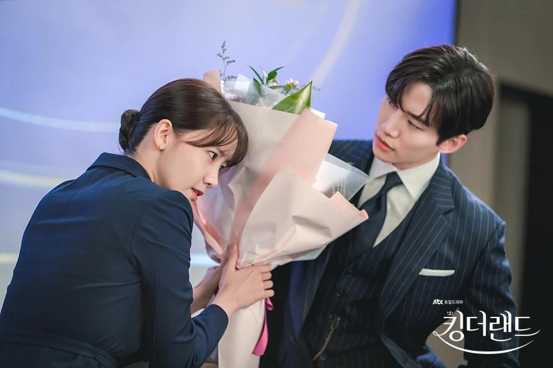 《歡迎來到王之國》潤娥(左)與李俊昊(右)飾演歡喜冤家，第一次發現對方是老闆，糗得無處躲