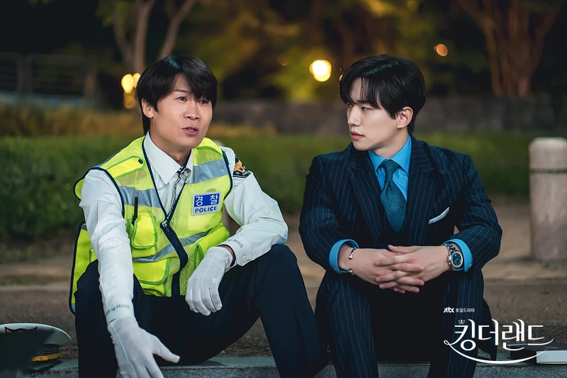 《歡迎來到王之國》陳善圭(左)特別客串交警