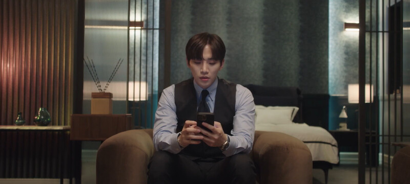 《歡迎來到王之國》具元捧著手機等天嗣朗回訊