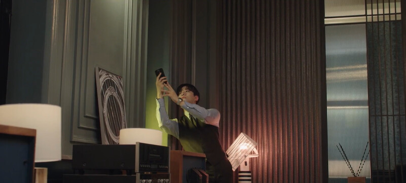 《歡迎來到王之國》具元靠在牆邊確認手機訊號，腦內小劇場不段更新台詞