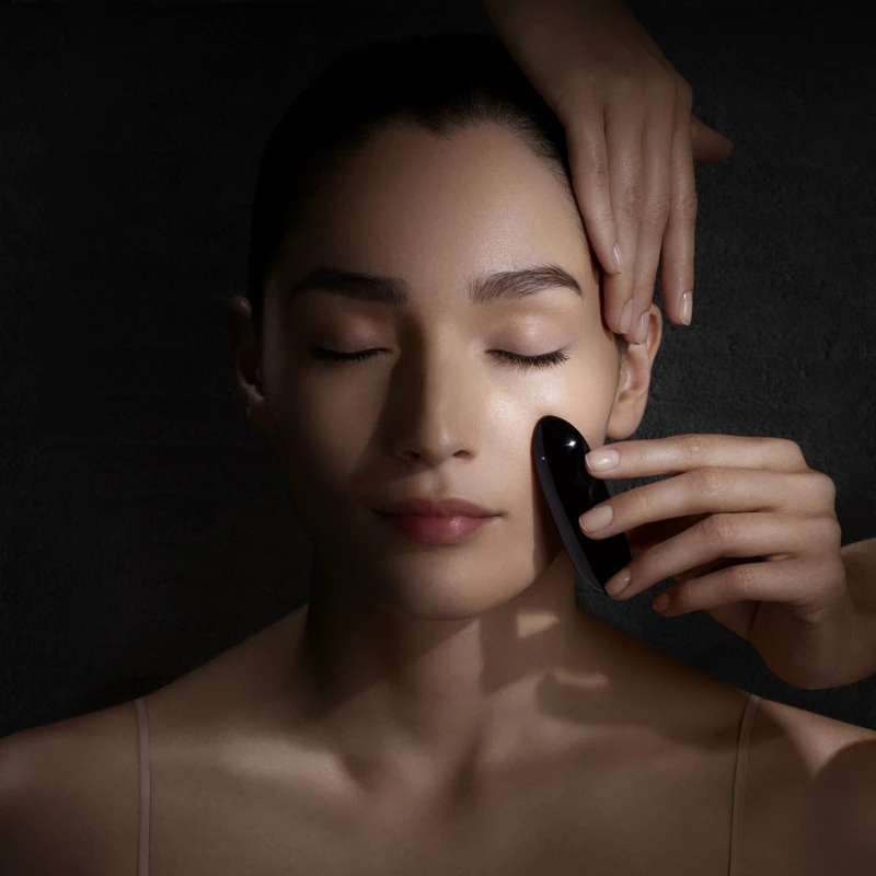 亞曼尼黑曜岩撫紋線雕SPA頂級護膚會主視覺。 亞曼尼黑曜岩撫紋線雕SPA頂級護膚會主視覺。