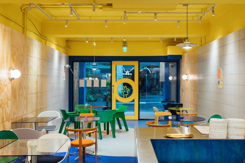 室內有少見的藍、橘、綠、黃互相搭配,十分活潑搶眼。 室內有少見的藍、橘、綠、黃互相搭配,十分活潑搶眼。