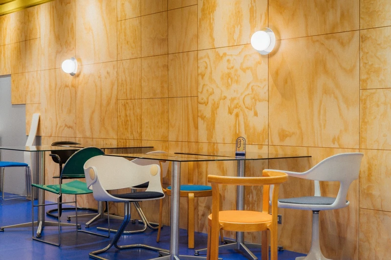 許多設計名椅成為用餐椅。 許多設計名椅成為用餐椅。