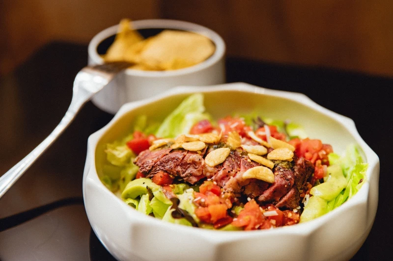 「牛排沙拉」。 「牛排沙拉」。