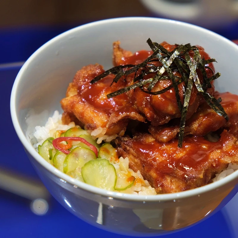 「韓式炸雞飯」。 「韓式炸雞飯」。