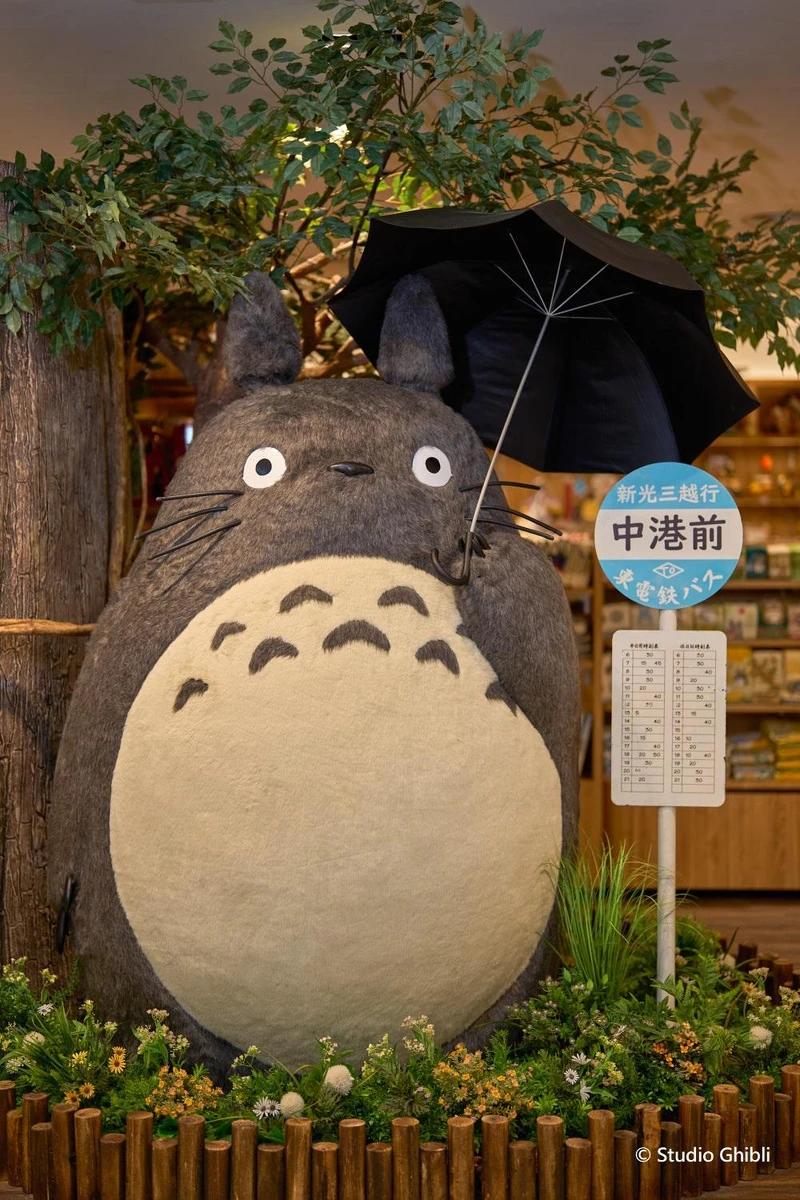 橡子共和國新店鋪位於新光三越中港店6樓,一上手扶梯就可見到大龍貓的身影 橡子共和國新店鋪位於新光三越中港店6樓,一上手扶梯就可見到大龍貓的身影