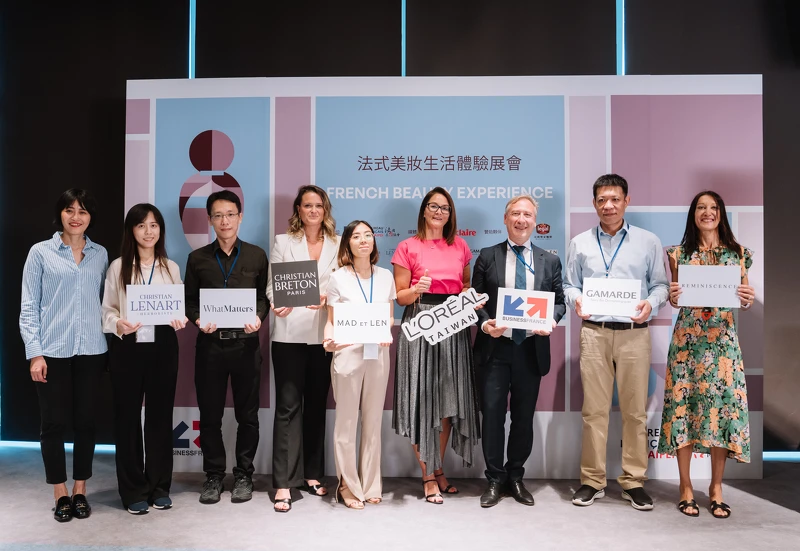 （左至右）美麗佳人全媒體總編輯李忻潔、和鉅國際股份有限公司品牌經理Vivian Hung、安栢利國際有限公司總經理李侑家、Christian Breton出口經理Anne-Lise François、Mad et Len 業務代表Sophie Van、台灣萊雅總裁師逸樺、法國在台協會商務處處長高德廉、晟冠國際有限公司總經理陳弘哲、Reminiscence出口經理Tiphaine Pineau。
