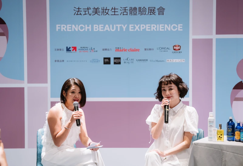 網紅浿機分享產品使用心得（左為主持人紀怡如）。