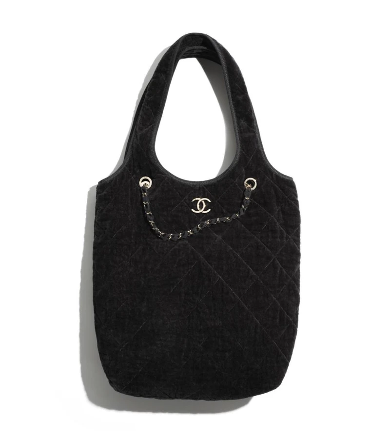 黑色絨布菱格紋皮穿鍊小型購物包，NT164,800。