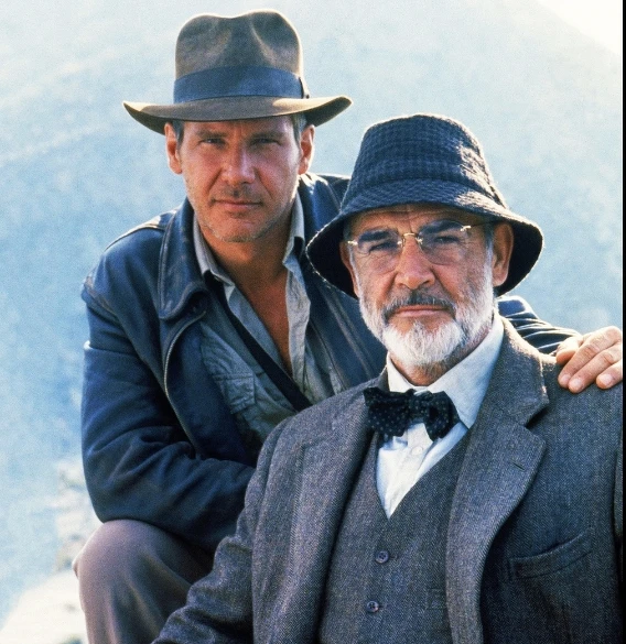 原版龐德史恩康納萊在第三集《聖戰奇兵》中,出演老亨利瓊斯一角,也算是一圓史匹柏的007心願。 原版龐德史恩康納萊在第三集《聖戰奇兵》中,出演老亨利瓊斯一角,也算是一圓史匹柏的007心願。