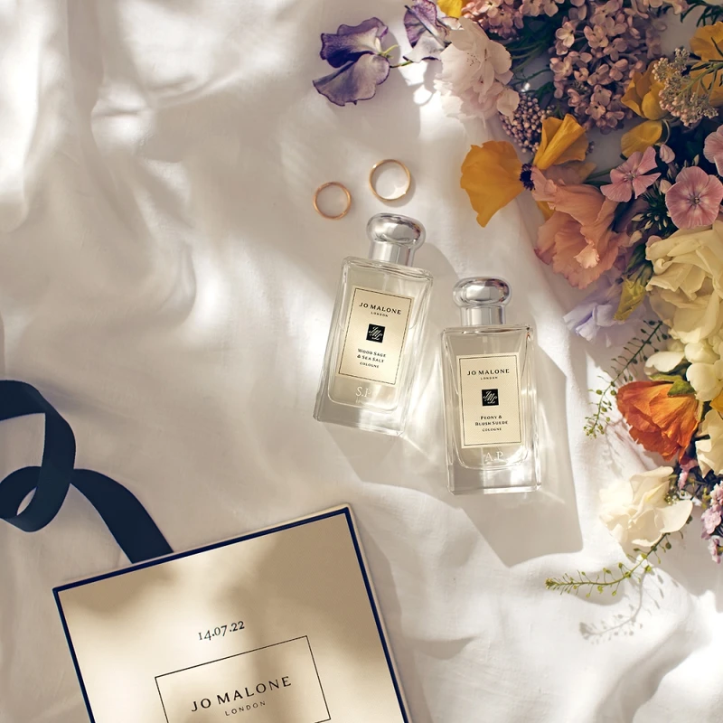 以Jo Malone London香水瓶身刻字與英式禮盒印字服務,為婚禮訂製專屬的香氛記憶。 以Jo Malone London香水瓶身刻字與英式禮盒印字服務,為婚禮訂製專屬的香氛記憶。