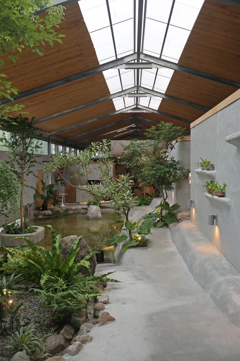 「The Mist Gallery」前身則為舊工寮,在主人巧手下現在呈現換然一新的面貌。 「The Mist Gallery」前身則為舊工寮,在主人巧手下現在呈現換然一新的面貌。