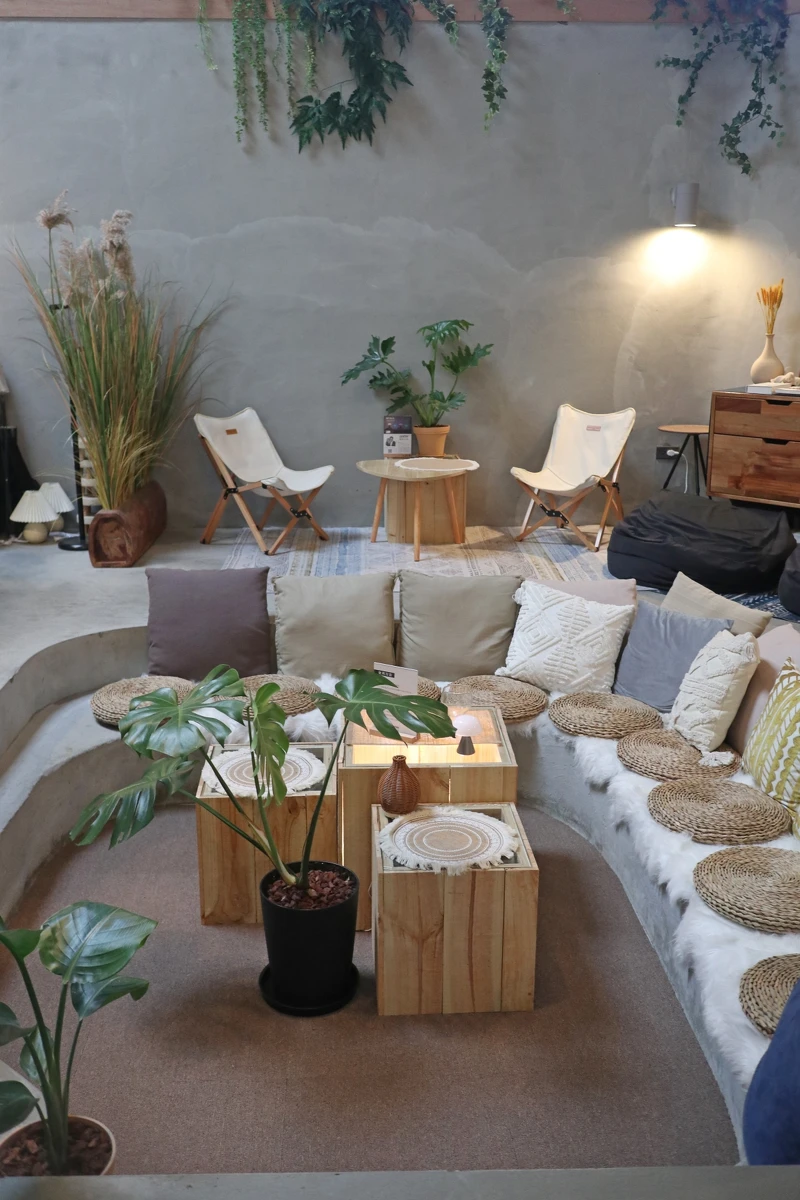 地面採高低落差的設計,加入嵌入式的座位。 地面採高低落差的設計,加入嵌入式的座位。