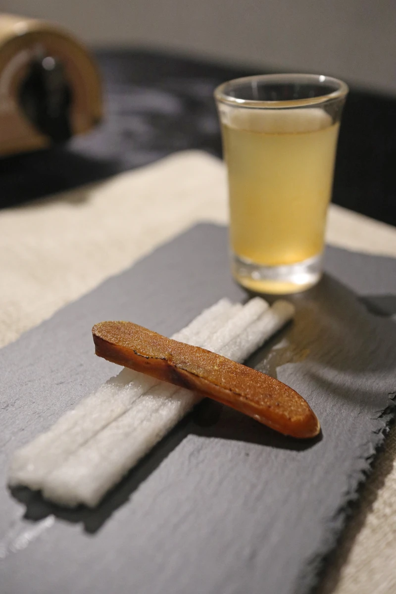 烏魚子與青梅氣泡飲。 烏魚子與青梅氣泡飲。