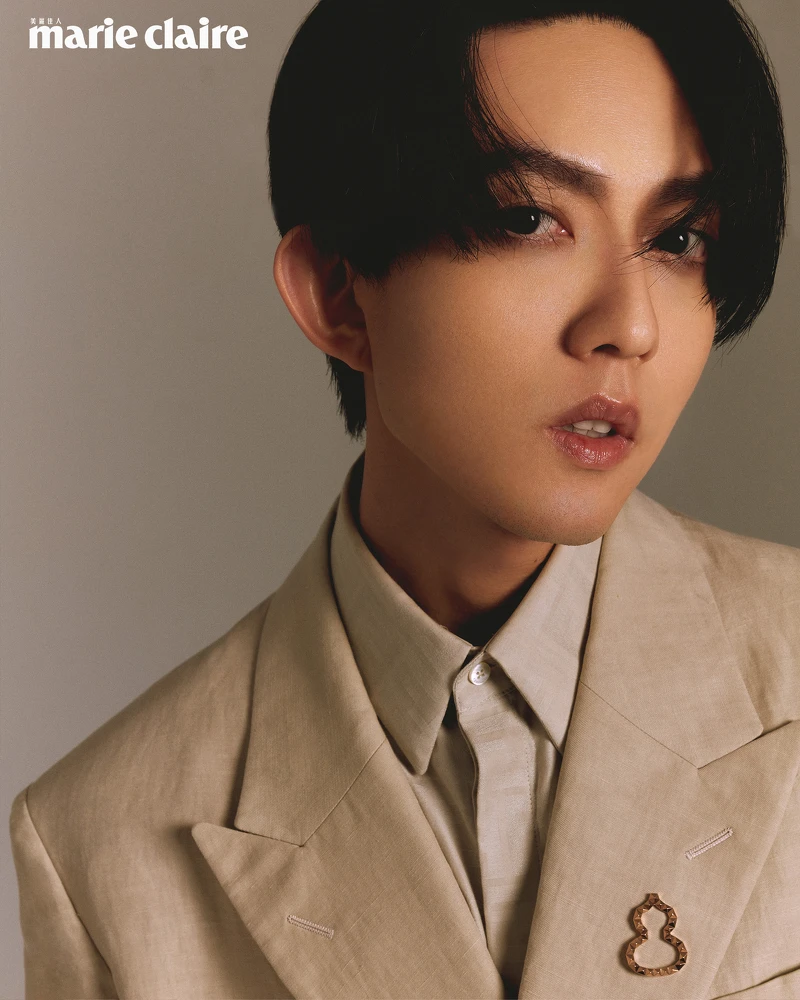 米白色西裝外套、襯衫，Fendi；Wulu 18系列18K玫瑰金胸針，Qeelin。