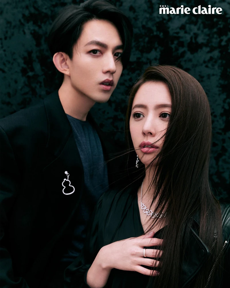 林宥嘉：針織上衣、寬版西裝外套，Dunhill；Wulu 18K白金鑲鑽吊墜，Qeelin。 丁文琪：黑色連身褲，Maje；皮革短袖外套，Allsaints； WuluWulu 18K白金鑽石耳環、WuluWulu 18K白金鑽石項鍊、Tien Di系列鉑金玫瑰金美鑽戒指，all by Qeelin。