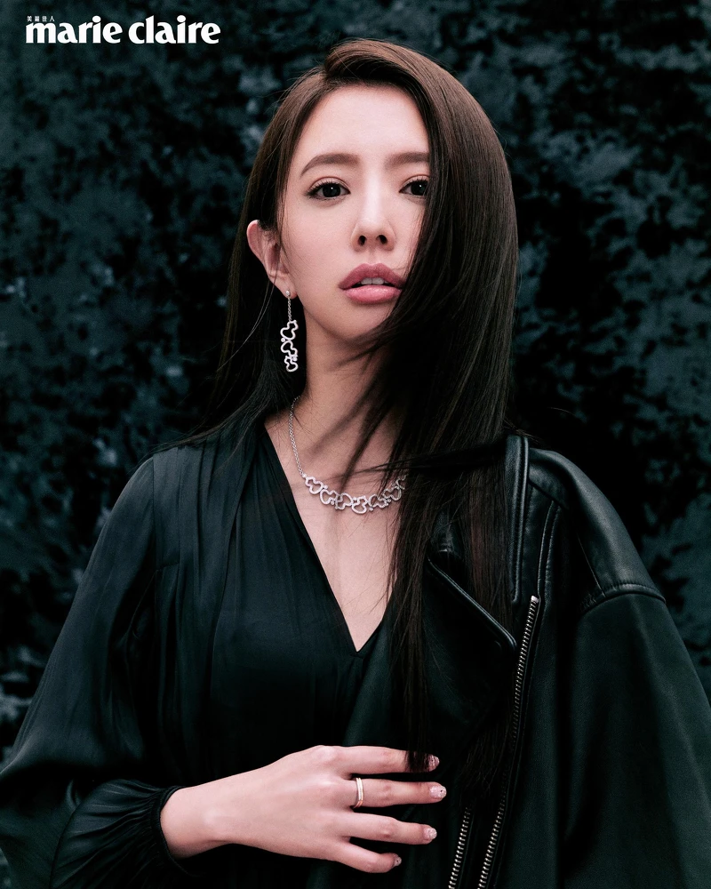 黑色連身褲，Maje；皮革短袖外套，Allsaints； WuluWulu 18K白金鑽石耳環、WuluWulu 18K白金鑽石項鍊、Tien Di系列鉑金玫瑰金美鑽戒指，all by Qeelin。