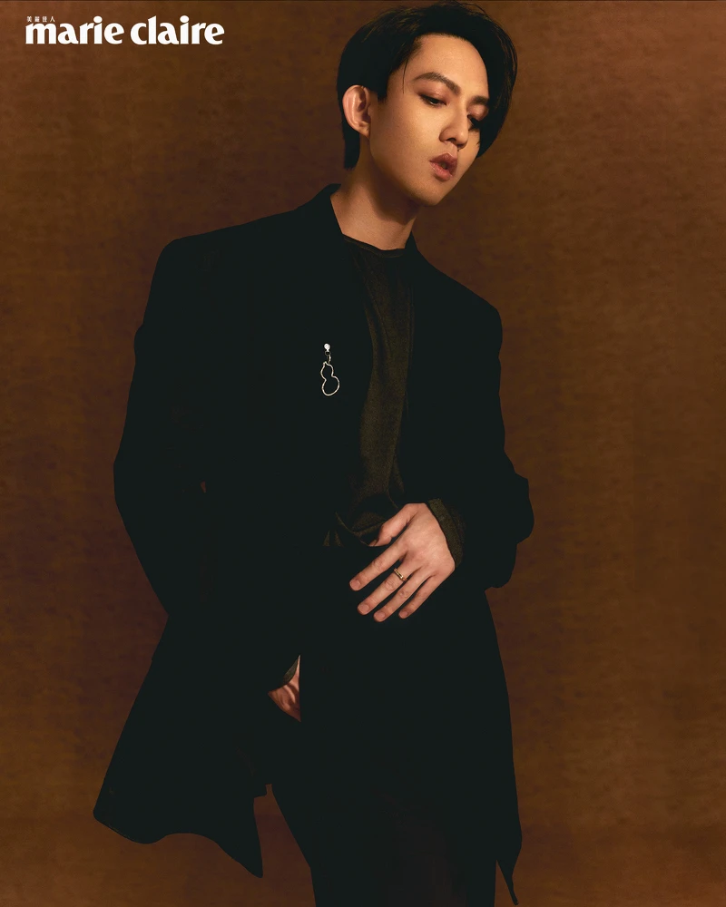 針織上衣、寬版西裝外套、黑色休閒長褲，all by Dunhill；Wulu系列18K白金鑲鑽吊墜、Tien Di 系列18K玫瑰金鉑金及鑽石戒指，all by Qeelin。