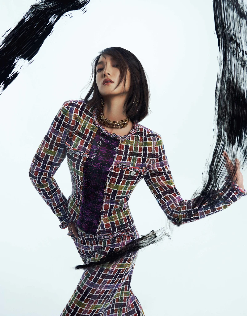  亮片刺繡彩色斜紋軟呢外套、彩色斜紋軟呢喇叭褲、金屬與琉璃珠短項鍊、長耳環，all by CHANEL。