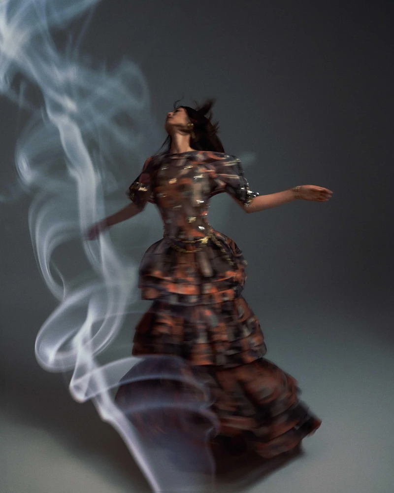 刺繡與羊毛斜紋軟呢洋裝、山茶花胸針、藍白印花牛仔褲、高級樹脂及金屬與水鑽鑲嵌寬版手鐲、金屬與高級樹脂短項鍊、紅色厚底高跟涼鞋，all by CHANEL。