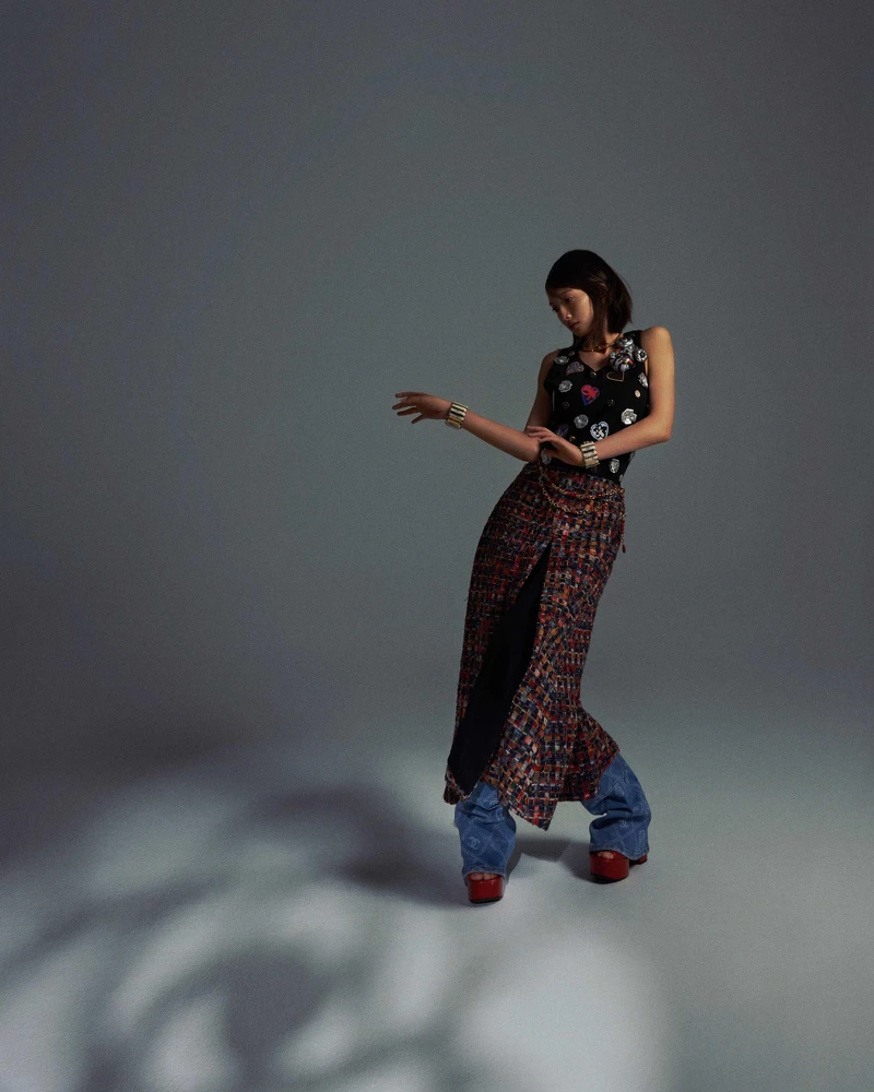 刺繡與羊毛斜紋軟呢洋裝、山茶花胸針、藍白印花牛仔褲、高級樹脂及金屬與水鑽鑲嵌寬版手鐲、金屬與高級樹脂短項鍊、紅色厚底高跟涼鞋，all by CHANEL。