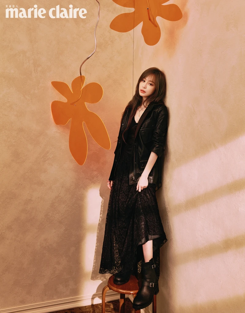 鏤空設計皮革黑夾克、蕾絲拼接細肩帶洋裝、黑色短靴,all by Ralph Lauren;Bee My Love 18K白金項鍊、Bee My Love 18K玫瑰金吊墜、Bee Amy Love白金單鑽戒指、Bee Amy Love玫瑰金戒指,all by Chaumet。 鏤空設計皮革黑夾克、蕾絲拼接細肩帶洋裝、黑色短靴,all by Ralph Lauren;Bee My Love 18K白金項鍊、Bee My Love 18K玫瑰金吊墜、Bee Amy Love白金單鑽戒指、Bee Amy Love玫瑰金戒指,all by Chaumet。