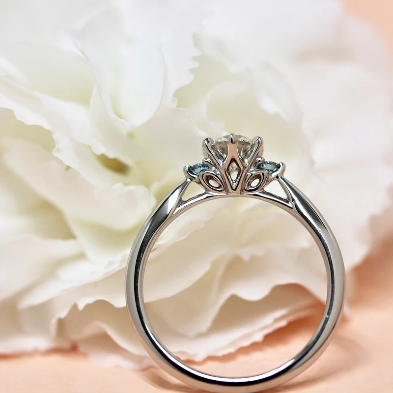 側面看去可以窺見戒台以鏤空設計打造,呈現如花朵般綻放的柔美造型,細膩且浪漫。 側面看去可以窺見戒台以鏤空設計打造,呈現如花朵般綻放的柔美造型,細膩且浪漫。