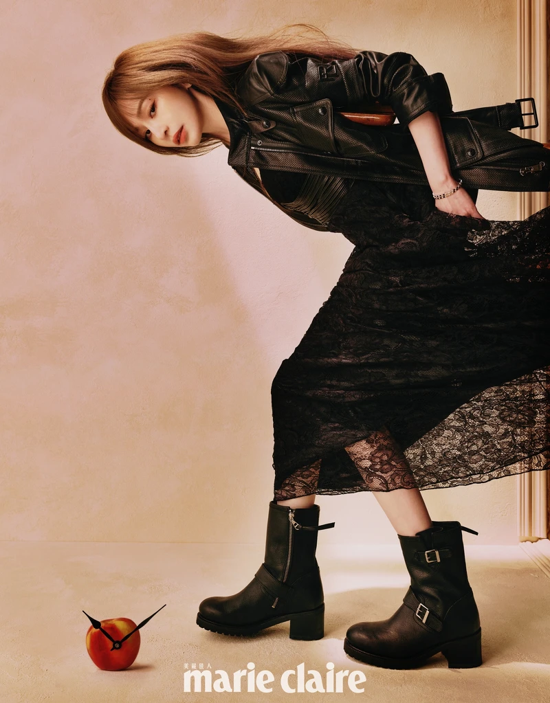 鏤空設計皮革黑夾克、蕾絲拼接細肩帶洋裝、黑色短靴,all by Ralph Lauren;Bee My Love 18K白金耳環、Bee My Love 18K玫瑰金手環、18K白金手環,all by Chaumet。 鏤空設計皮革黑夾克、蕾絲拼接細肩帶洋裝、黑色短靴,all by Ralph Lauren;Bee My Love 18K白金耳環、Bee My Love 18K玫瑰金手環、18K白金手環,all by Chaumet。