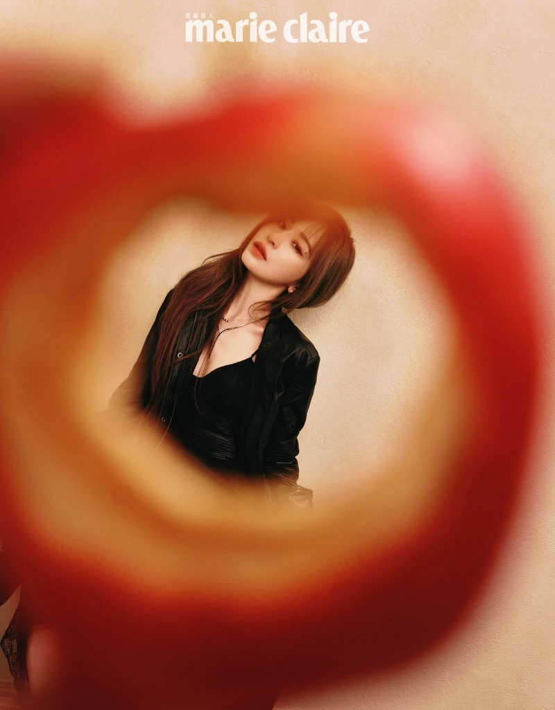 鏤空設計皮革黑夾克、蕾絲拼接細肩帶洋裝,both by Ralph Lauren;Bee My Love 18K白金耳環、Bee My Love 18K白金項鍊、Bee My Love 18K玫瑰金吊墜,all by Chaumet。 鏤空設計皮革黑夾克、蕾絲拼接細肩帶洋裝,both by Ralph Lauren;Bee My Love 18K白金耳環、Bee My Love 18K白金項鍊、Bee My Love 18K玫瑰金吊墜,all by Chaumet。