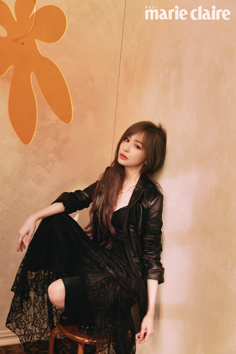 鏤空設計皮革黑夾克、蕾絲拼接細肩帶洋裝、黑色短靴,all by Ralph Lauren;Bee My Love 18K白金項鍊、Bee My Love 18K玫瑰金吊墜、Bee Amy Love白金單鑽戒指、Bee Amy Love玫瑰金戒指,all by Chaumet。 鏤空設計皮革黑夾克、蕾絲拼接細肩帶洋裝、黑色短靴,all by Ralph Lauren;Bee My Love 18K白金項鍊、Bee My Love 18K玫瑰金吊墜、Bee Amy Love白金單鑽戒指、Bee Amy Love玫瑰金戒指,all by Chaumet。